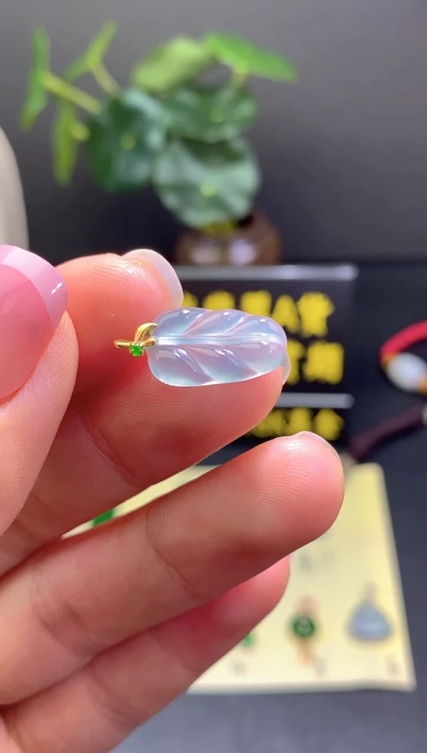 翡翠18K金镶嵌颈饰翡翠吊坠