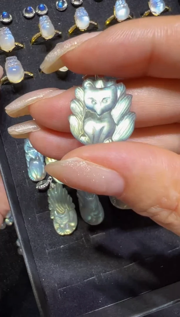 银S925镶嵌颈饰长石灰月光九尾狐吊坠  默认微瑕多样性发