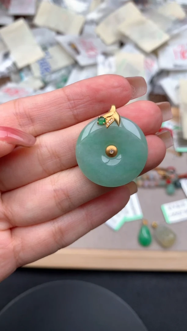 18K金镶嵌挂件翡翠一