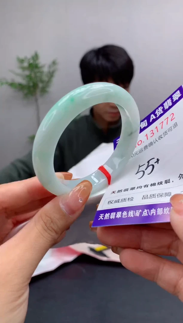 未镶嵌手镯翡翠有纹，完美者勿拍