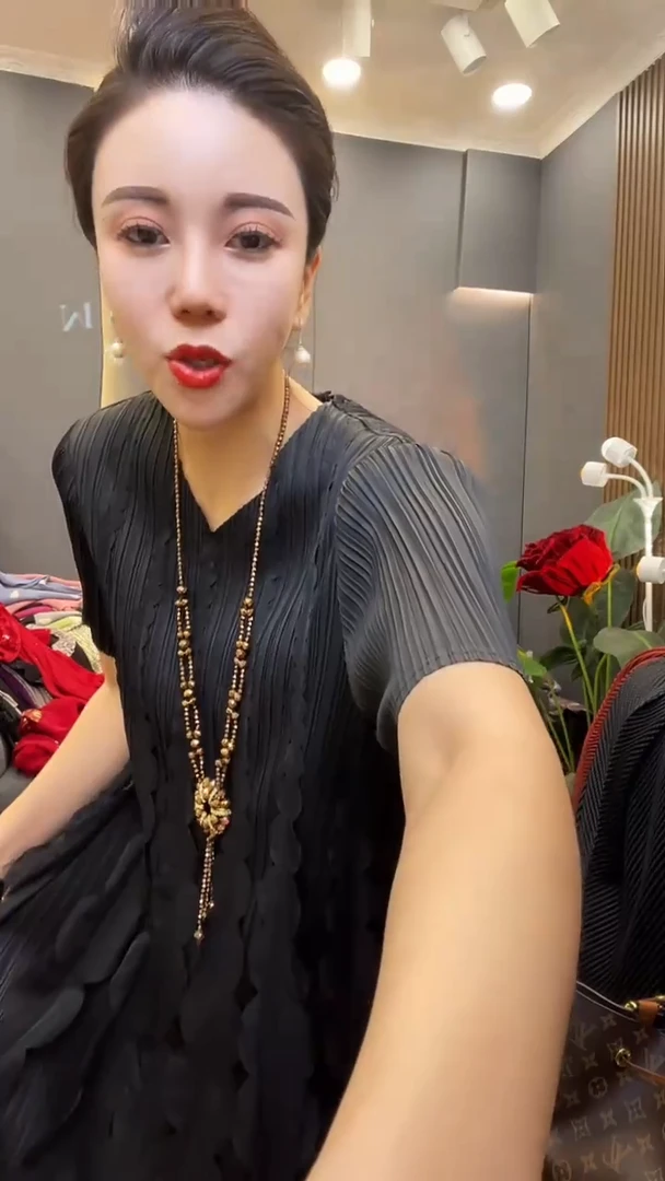 聚酯纤维（涤纶）黑色 花瓣裙