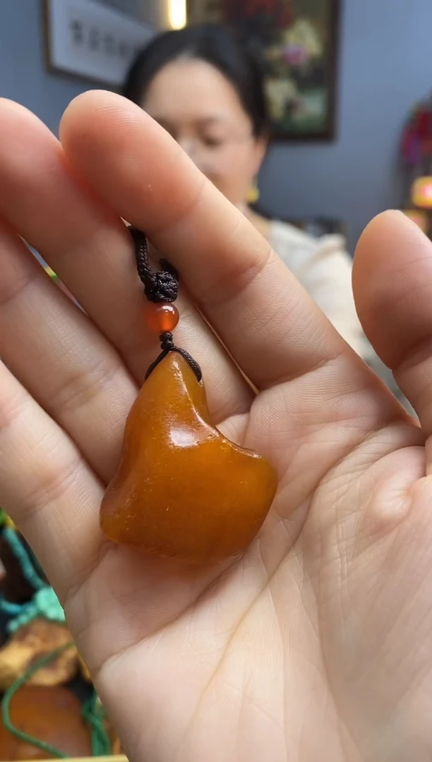 未镶嵌颈饰琥珀吊坠