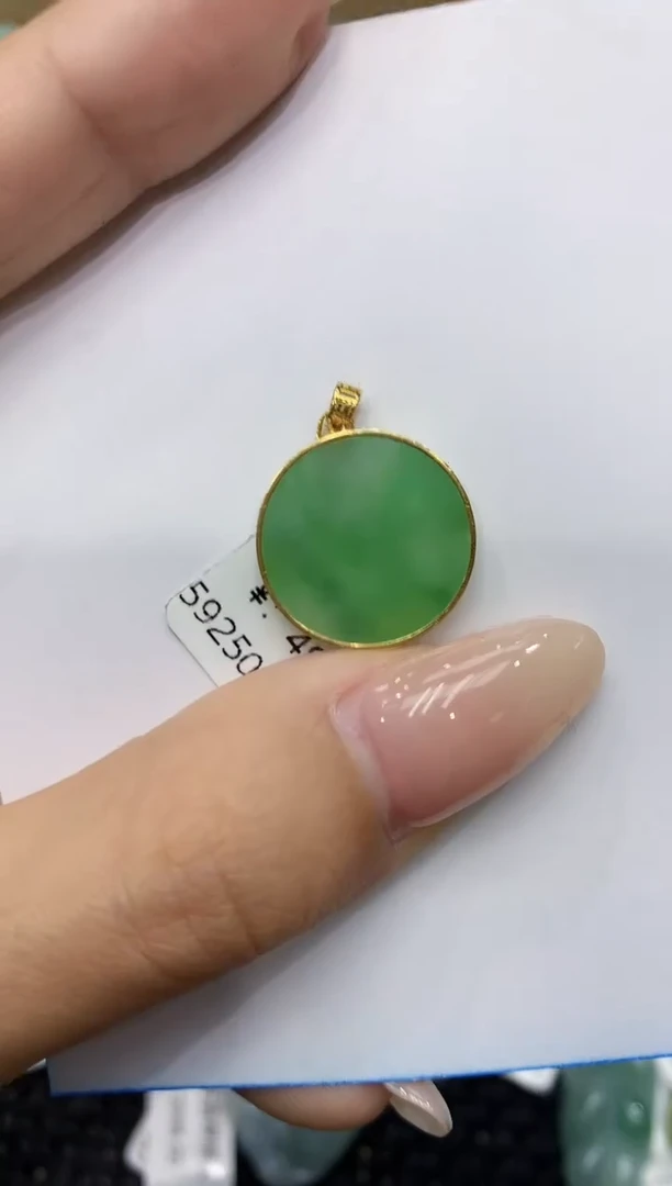 翡翠18K金镶嵌颈饰111111111111