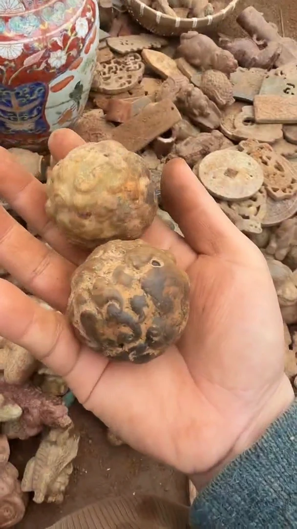 未镶嵌岫岩河磨玉（透闪石质玉）挂件上**水岫岩河磨玉