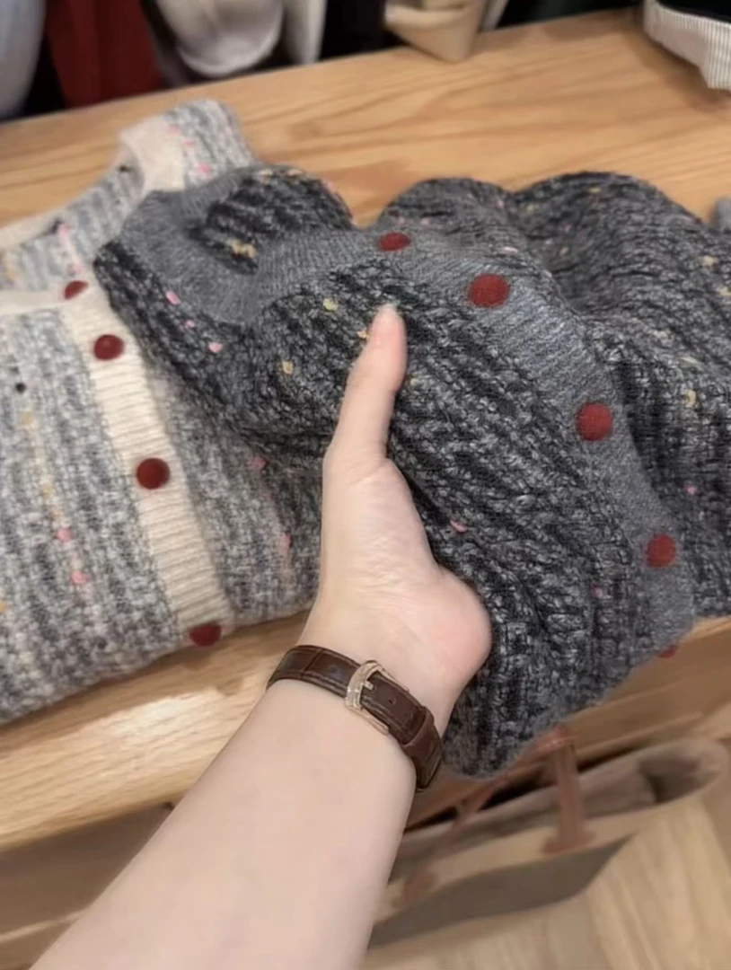 七言家巨好看！高品#彩豆红扣花纱开衫毛衣53012@