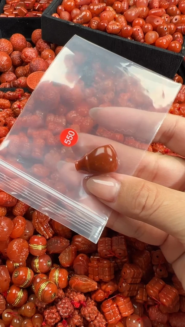 南红玛瑙未镶嵌颈饰1