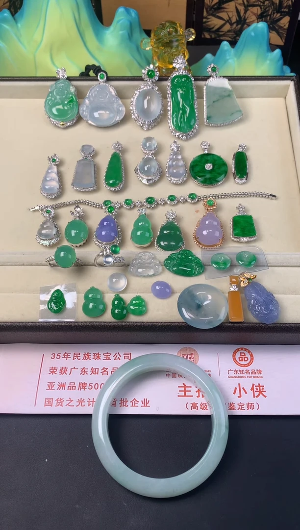 18K金镶嵌翡翠耳钉耳钉