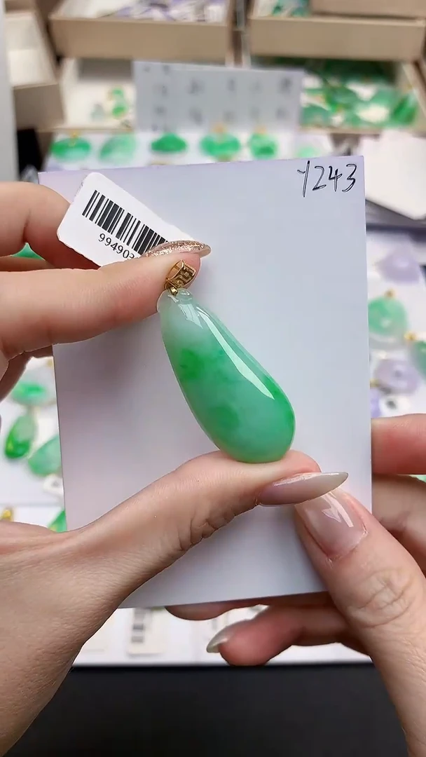 颈饰18K金镶嵌翡翠天然缅甸A货翡翠