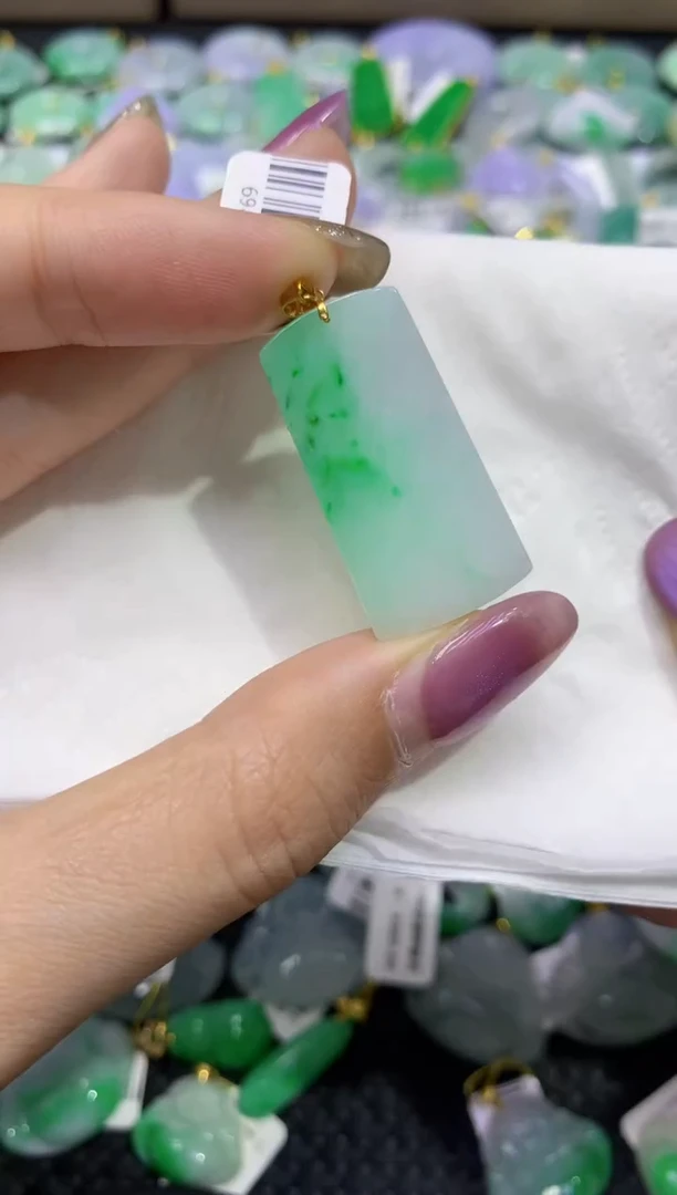 颈饰18K金镶嵌翡翠天然缅甸翡翠A货