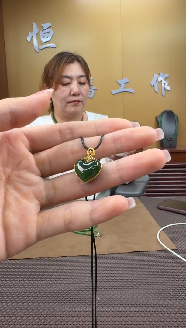 颈饰18K金镶嵌和田玉挂件（多样性发一）880