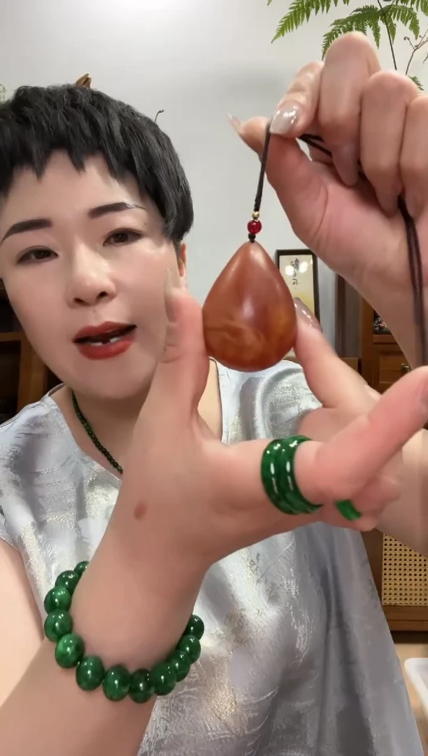 未镶嵌颈饰琥珀573
