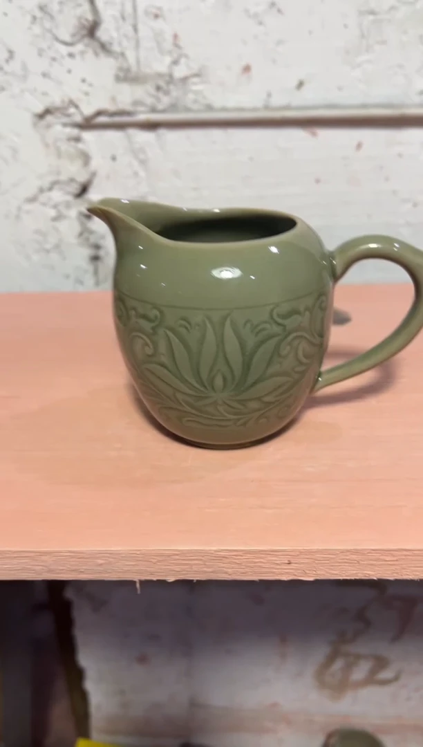 微瑕耀州窑莲纹鹰嘴公道杯