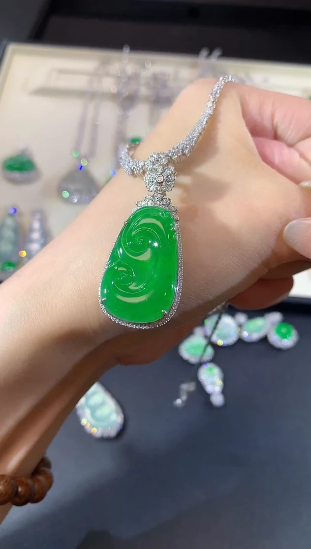 翡翠18K金镶嵌吊坠(不含链)84-如意（不含链扣