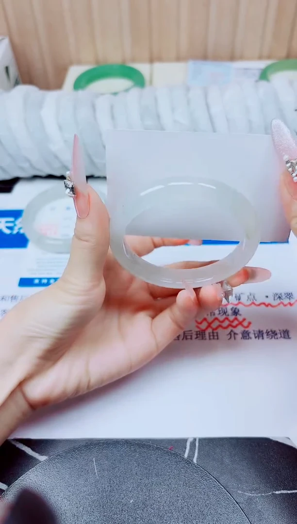 未镶嵌手镯石英质玉160/56.9