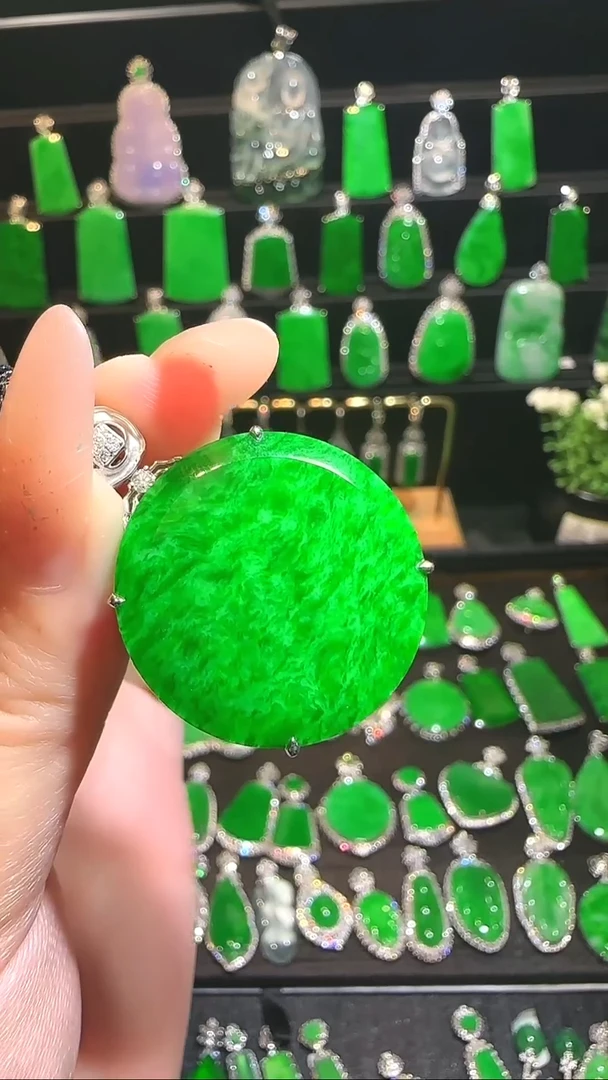 翡翠18K金镶嵌颈饰吊坠