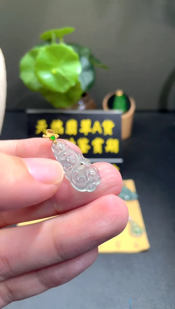 颈饰18K金镶嵌翡翠翡翠A货