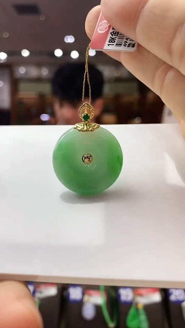 颈饰18K金镶嵌翡翠平安扣