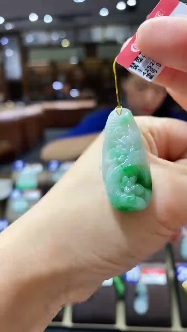 翡翠未镶嵌颈饰花件