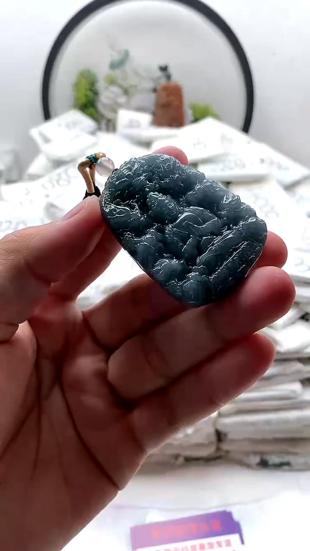 翡翠未镶嵌颈饰九龙观音