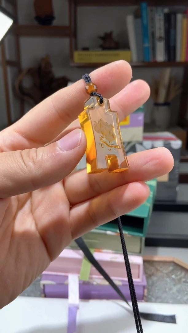 琥珀颈饰未镶嵌金棕珀压胜钱