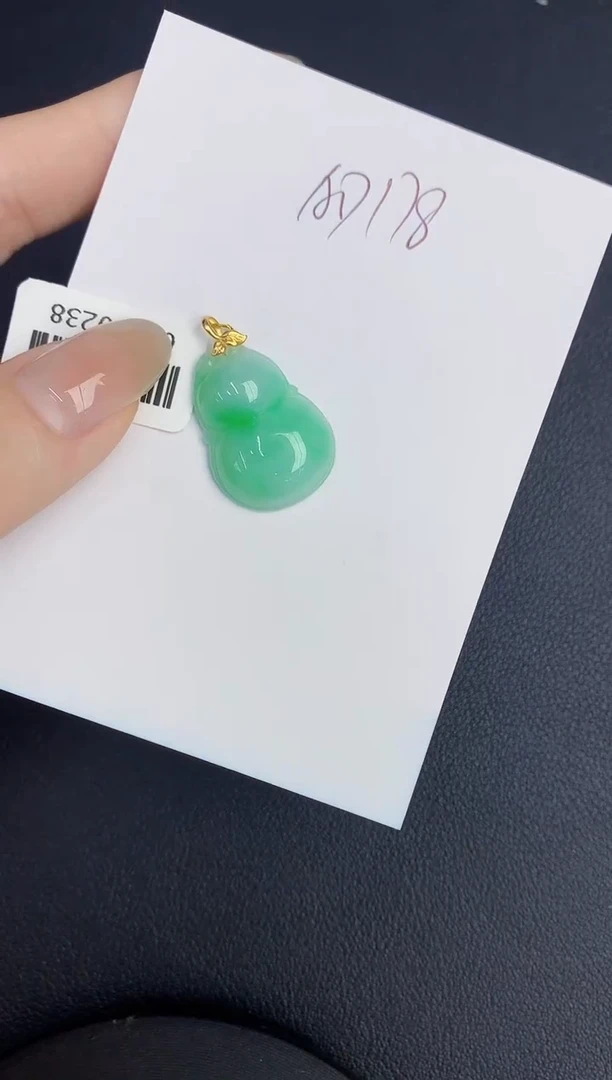 翡翠18K金镶嵌颈饰缅甸天然A货翡翠