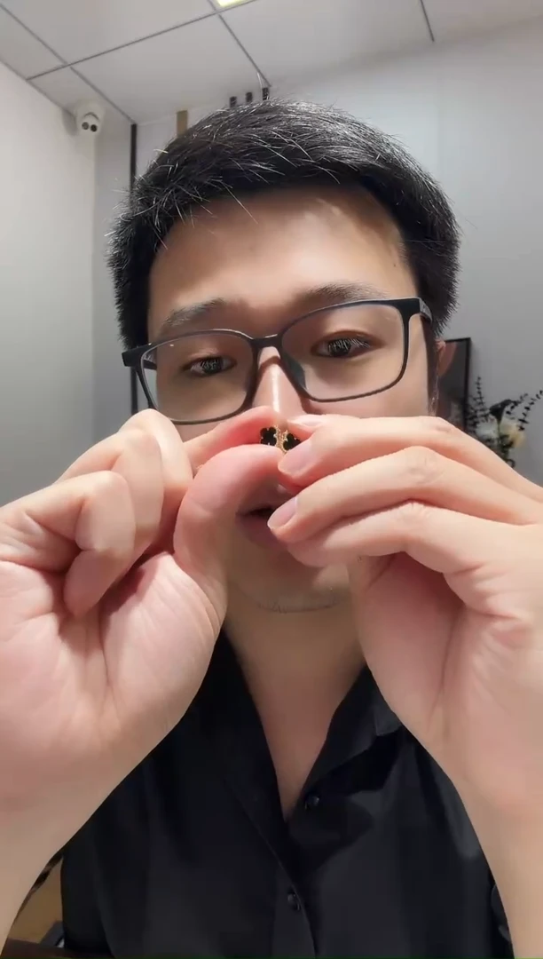 18K金镶嵌耳钉玛瑙/玉髓黑色耳钉