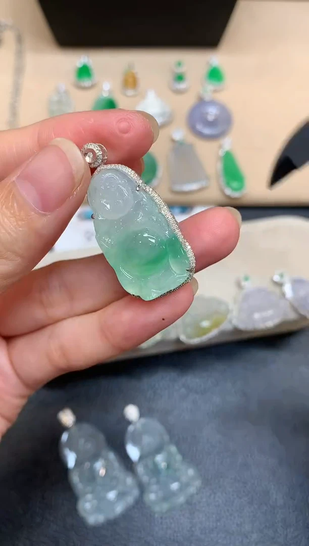 颈饰18K金镶嵌翡翠布袋佛【无服务费