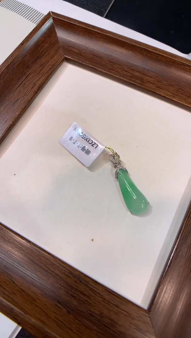 颈饰18K金镶嵌翡翠福瓜