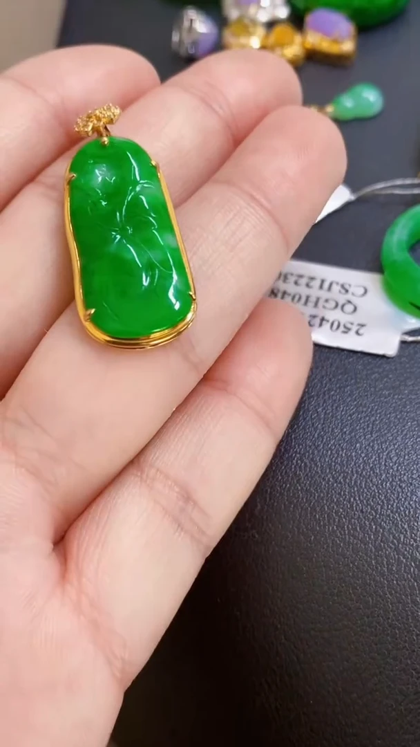 颈饰18K金镶嵌翡翠荷叶