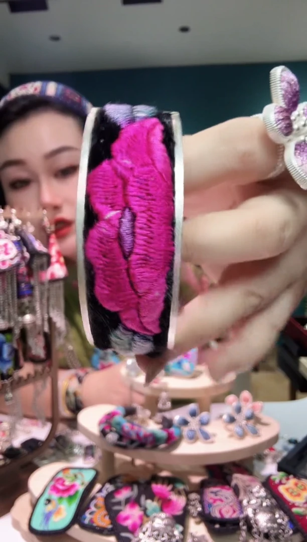 刺绣纯手工苗绣非遗手镯
