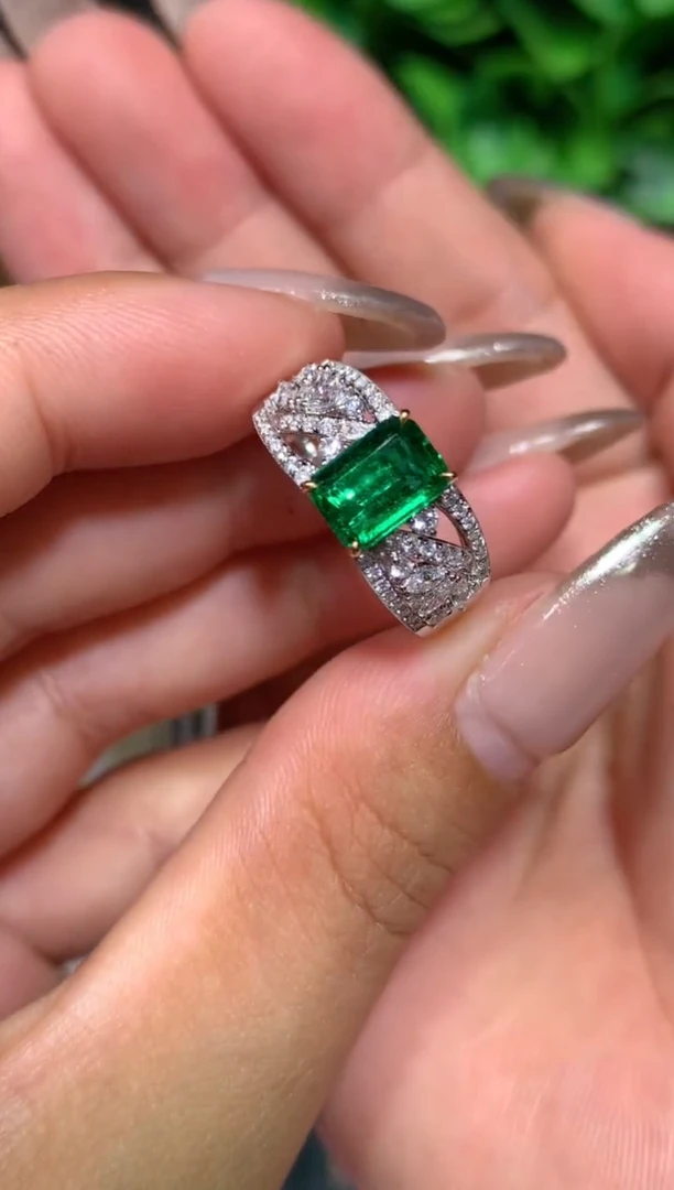 祖母绿戒指18K金镶嵌1.06CT