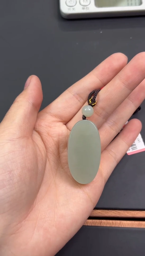 【闪购商品】和田玉吊坠(赠链)未镶嵌且末微色差近矿吊坠