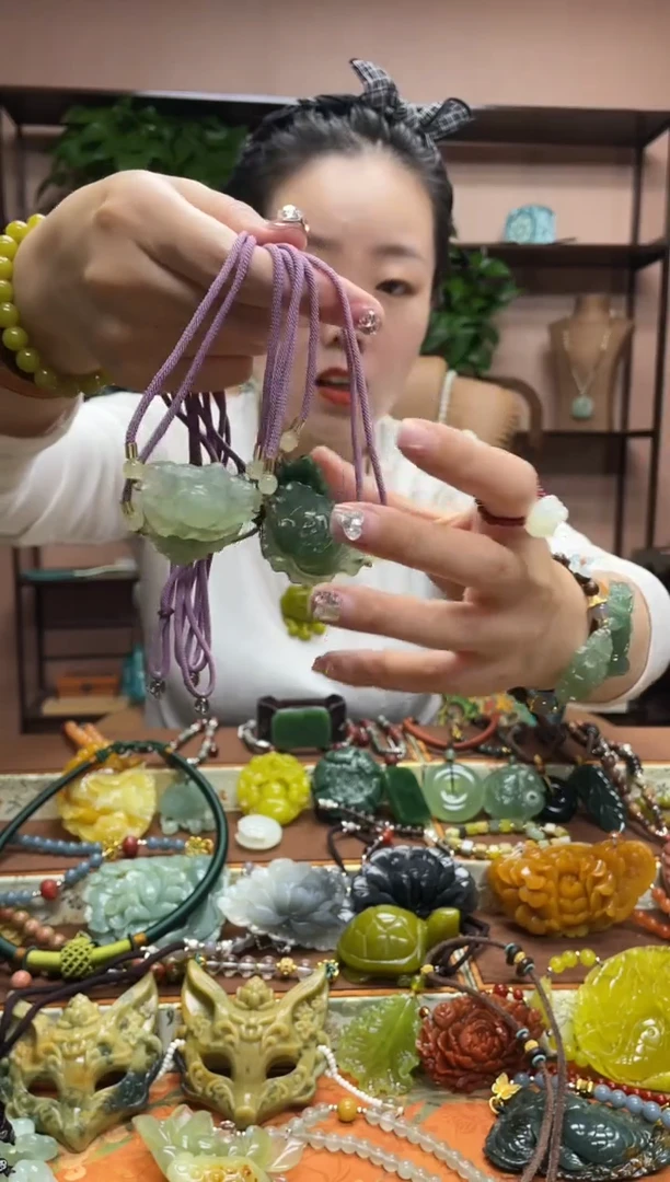 未镶嵌岫玉吊坠多样性发货发其中之一