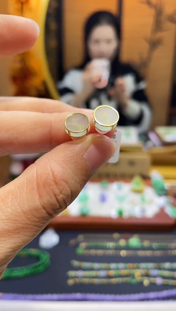 颈饰18K金镶嵌翡翠耳钉