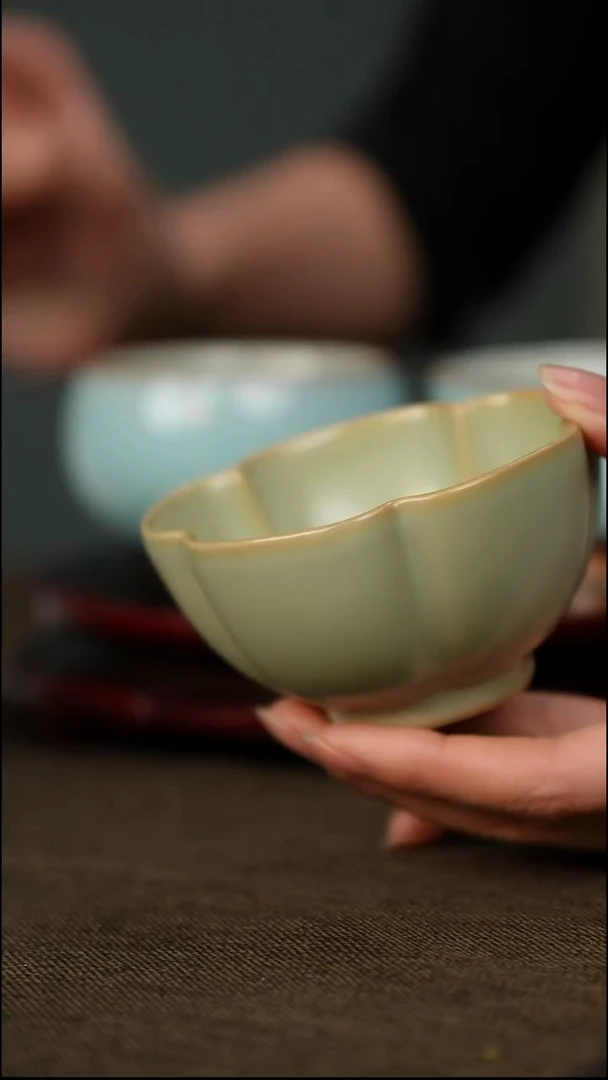 粉青 五瓣梅花杯 带底款