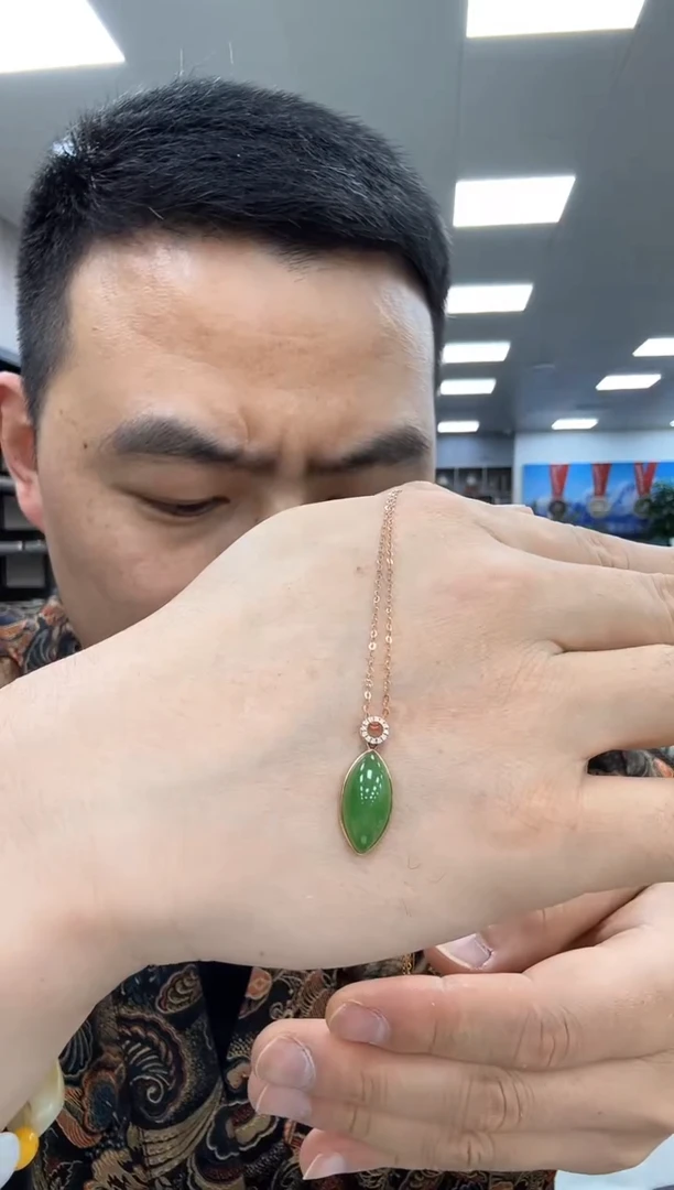 【闪购商品】和田玉吊坠18K金镶嵌水滴带18k金链