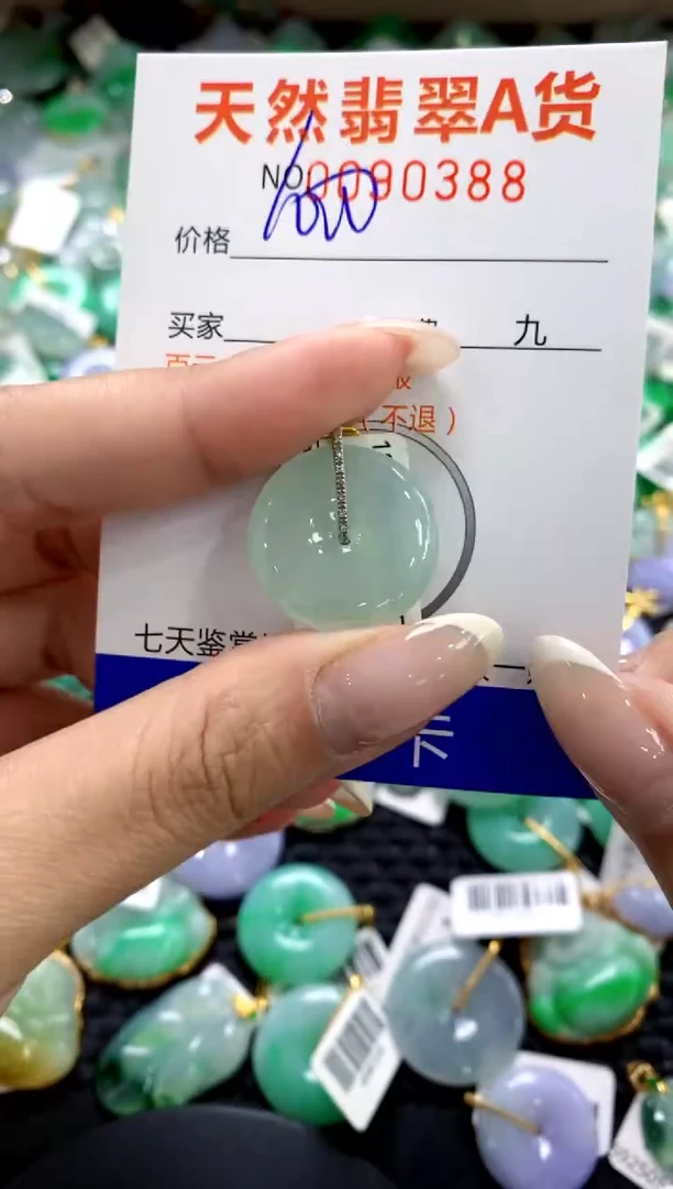翡翠18K金镶嵌颈饰1111111111111111