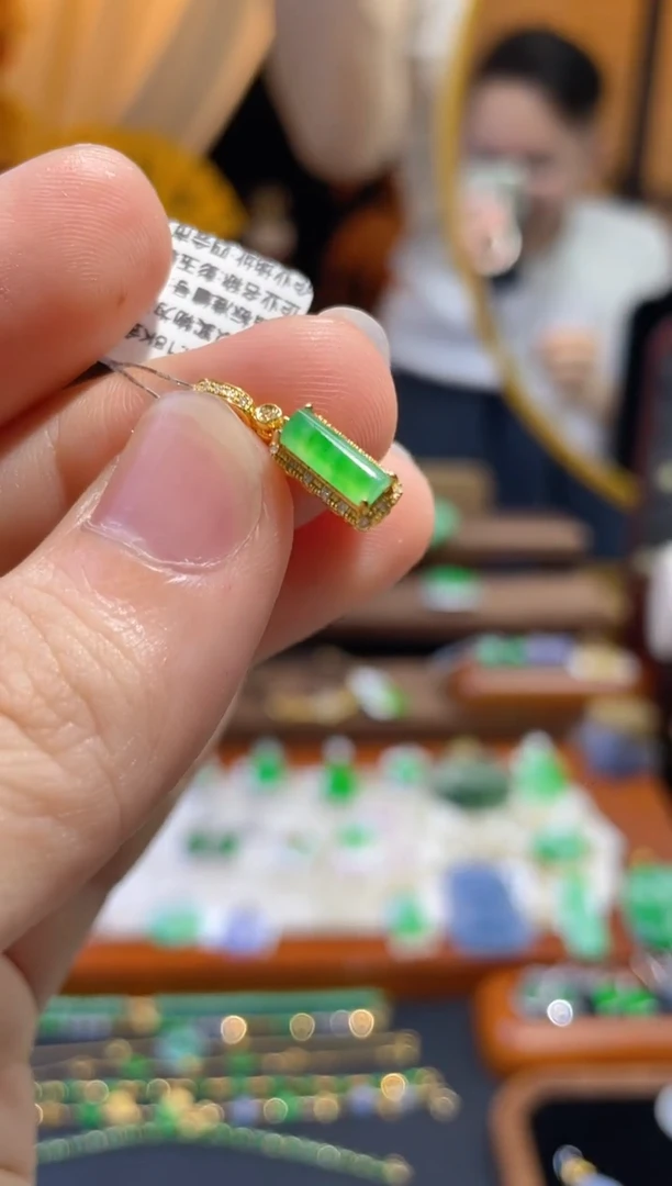 颈饰18K金镶嵌翡翠18K金镶嵌