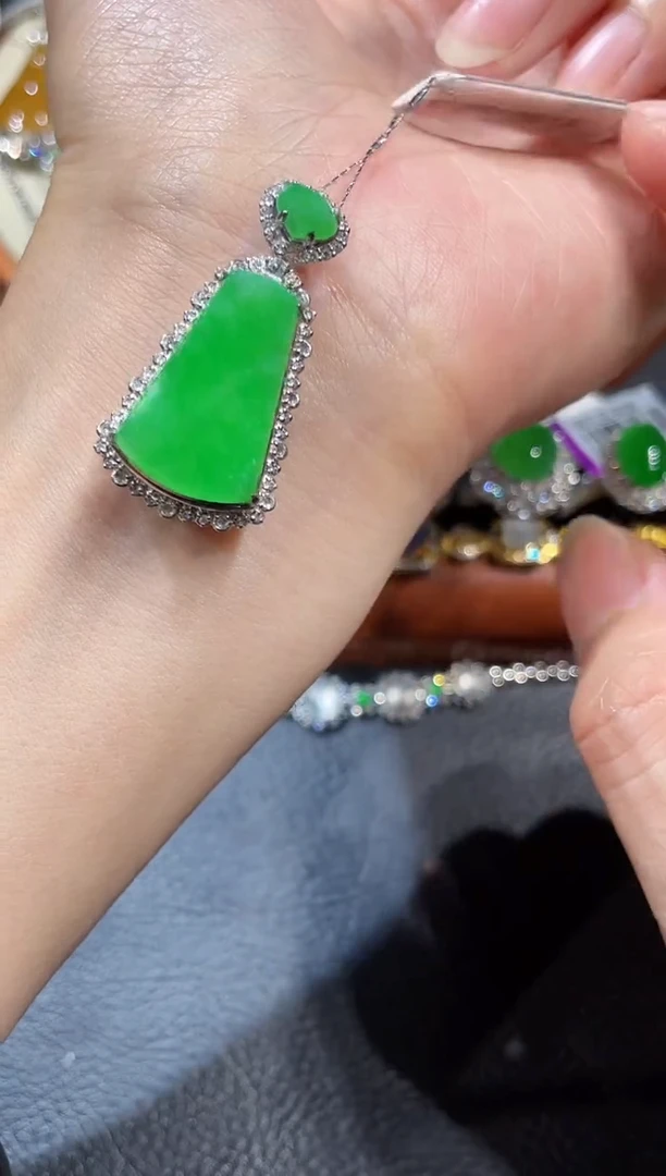 吊坠(不含链)18K金镶嵌翡翠无事牌