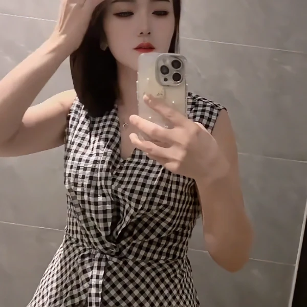 2025新款夏季大码高级感格子衬衫女小衫显瘦设计扭结收腰无袖上衣