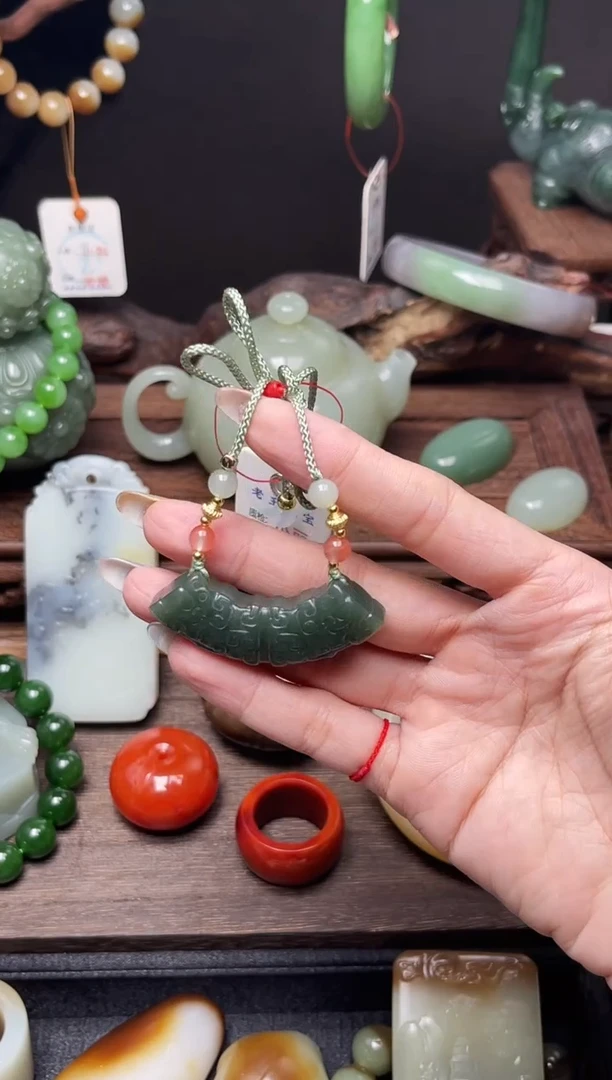 和田玉未镶嵌吊坠(不含链)且末青白 玉璜9002703