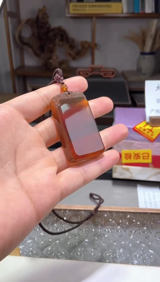 琥珀颈饰未镶嵌金棕红无事牌