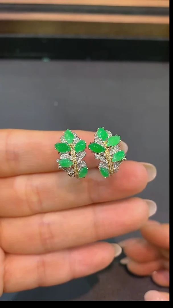 18K金镶嵌翡翠耳饰耳钉