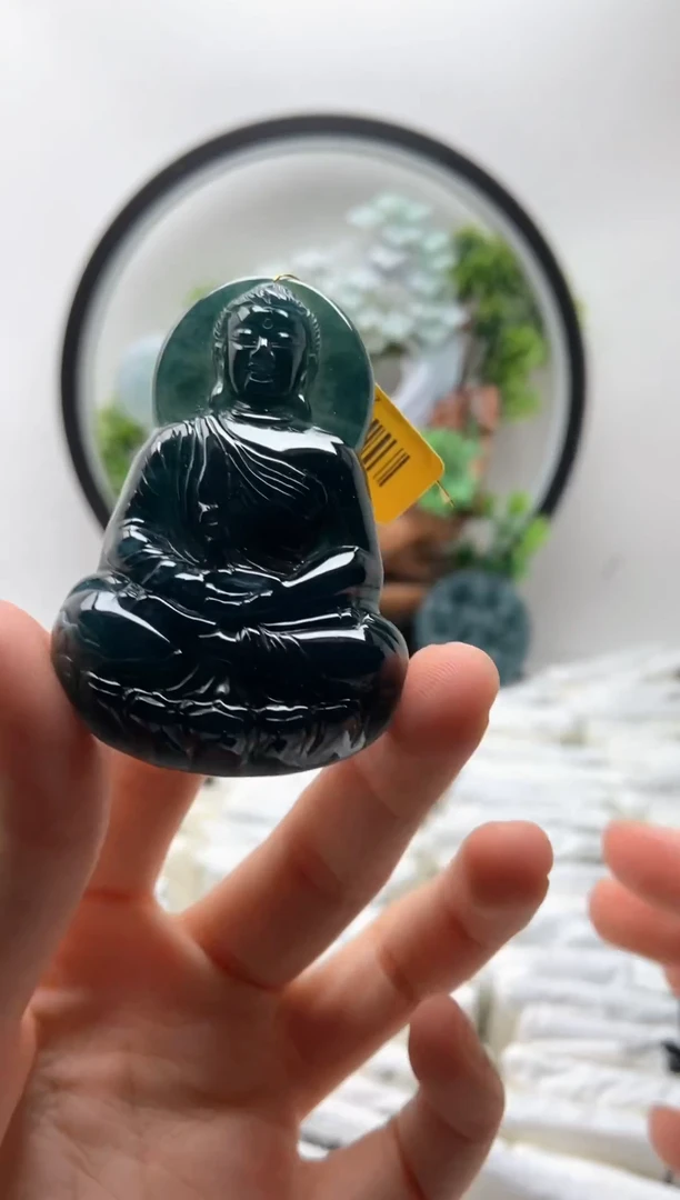 翡翠未镶嵌颈饰大日如来