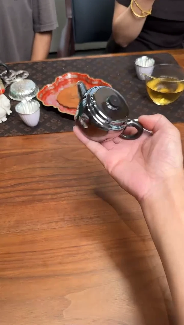 -呆坐 玄紫手敲镜面德馨壶