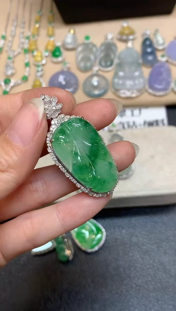 颈饰18K金镶嵌翡翠树叶【无服务费