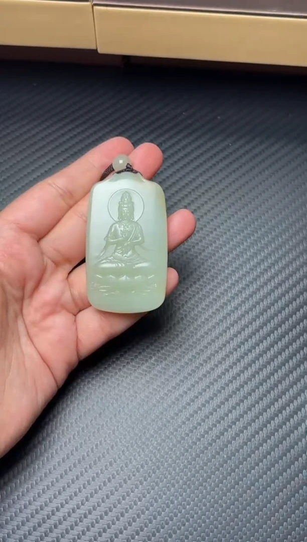 吊坠(赠链)未镶嵌和田玉且末微色差迪克兰二细吊坠S