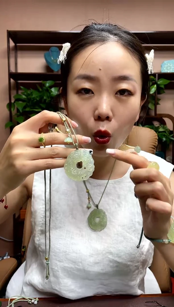 岫玉未镶嵌吊坠多样性发货发其中之一