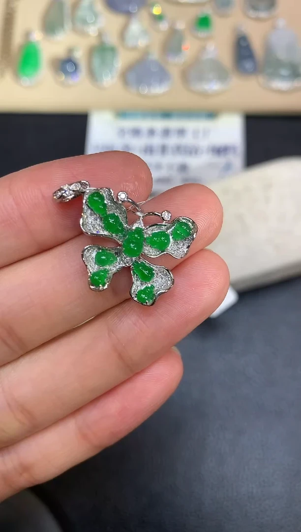 颈饰18K金镶嵌翡翠蝴蝶【无服务费【48小时鉴赏期】