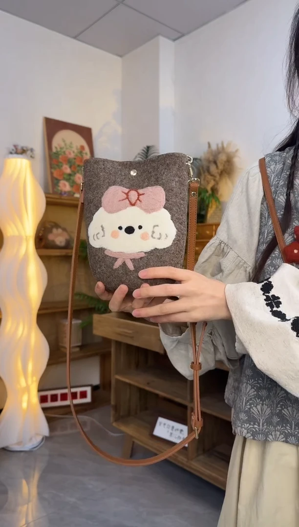 羊毛非遗纯手工包  手机包小狗